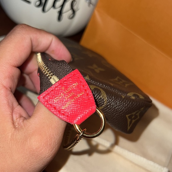 Authentic Louis Vuitton Christmas Animation London Mini Pochette - Picture 7 of 11